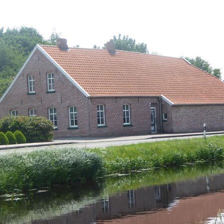 Ferienwohnung Gulf Im Gulfhof Am Kanal Grossefehn エクステリア 写真
