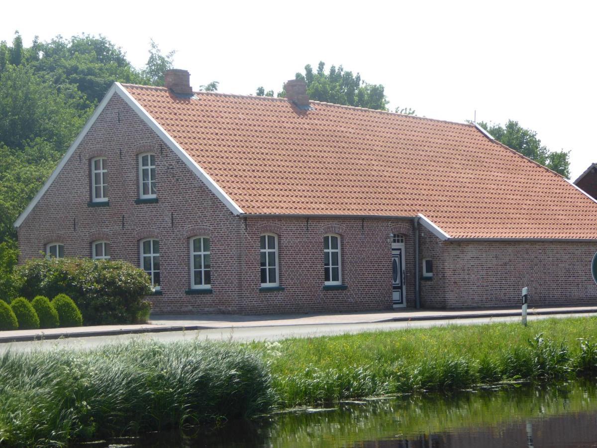 Ferienwohnung Gulf Im Gulfhof Am Kanal Grossefehn エクステリア 写真